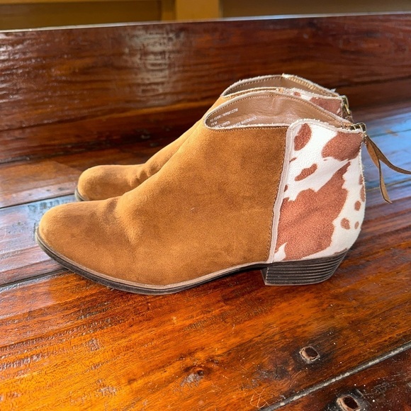 EUC -TRUE CRAFT - BICOLOR -COW PRINT ON BACK BROWN SYNTHETIC SUEDE  FRONT 10 - Picture 1 of 6